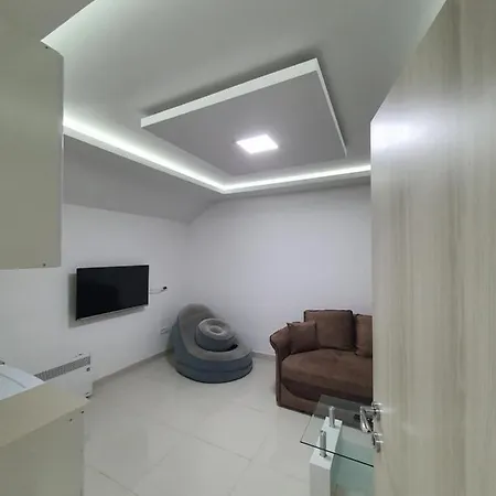 Apartment Tolosi 2 *