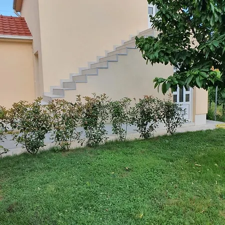 Apartment Tolosi 2 *